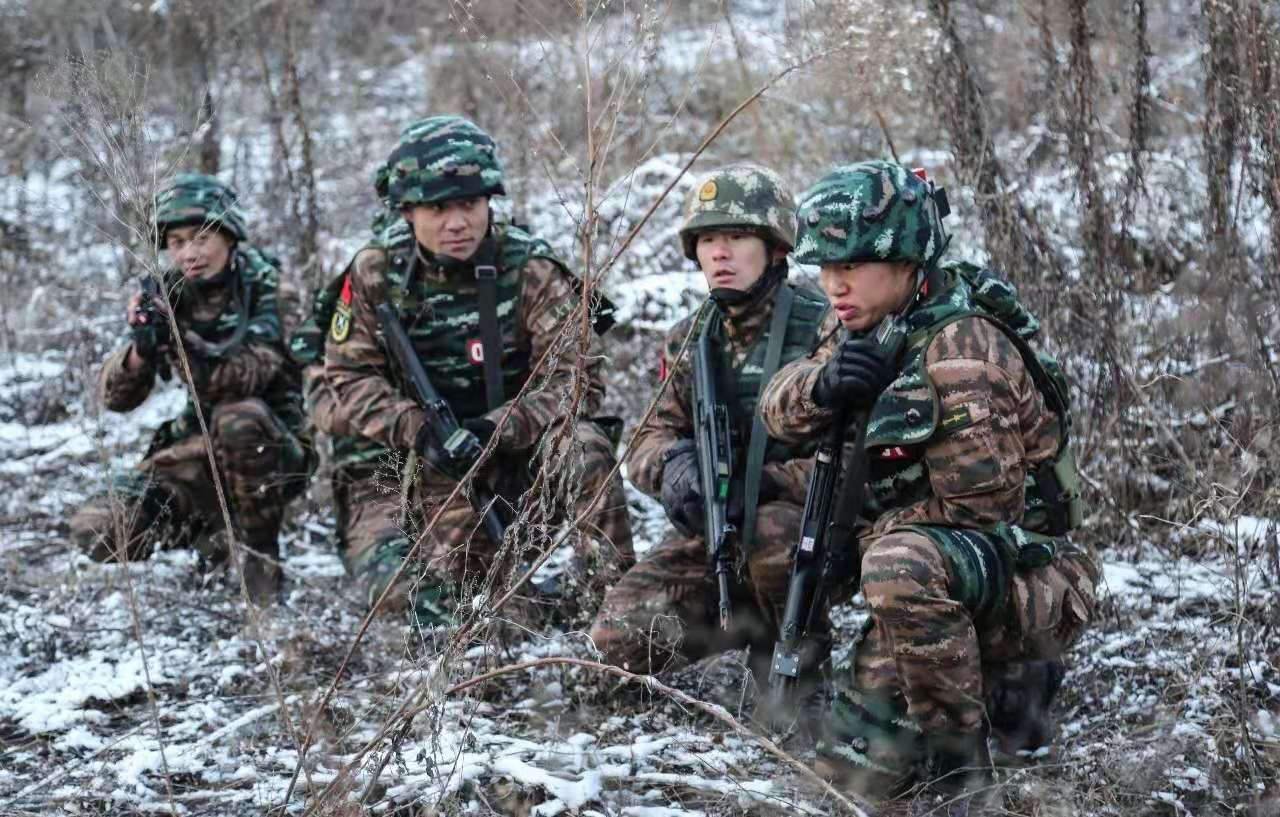 武警某部野外实兵对抗训练